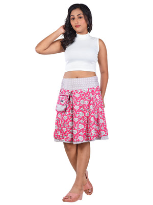 Model präsentiert pinken Wenderock aus Rayon mit Muster & Blüten, Tasche abnehmbar.