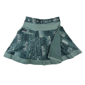 Nijens Wenderock aus Cord in Teal Patchwork Optik mit praktischer Eingrifftasche und einstellbarem Bund.