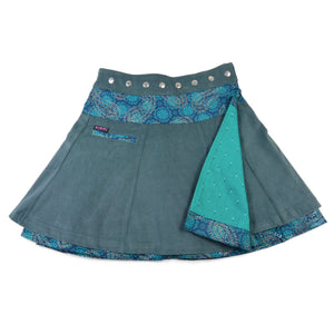 Wendbarer Damenrock aus Cord in Teal von Nijens mit Muster und goldenem Paisley Akzent, kleiner Tasche und anpassbarem Bund.