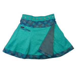 Wendbarer Damenrock aus Cord in Teal, Türkis von Nijens mit Muster und goldenem Paisley Akzent, kleiner Tasche und anpassbarem Bund. 