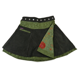 Wendbarer Damenrock aus Cord von Nijens mit floralen Ornamenten, kleiner Tasche und anpassbarem Bund in Dunkelgrün.