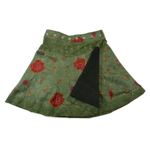 Wendbarer Damenrock aus Cord von Nijens mit floralen Ornamenten, kleiner Tasche und anpassbarem Bund in Grün mit Roten Blüten.