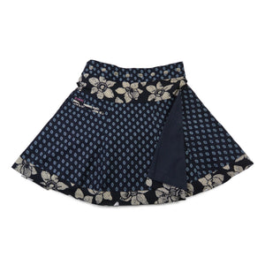 Wendbarer Cordrock von Nijens mit Mustermix mit Blumen Motiven, Eingrifftasche und verstellbarem Bund mit Druckknöpfen in Marineblau.