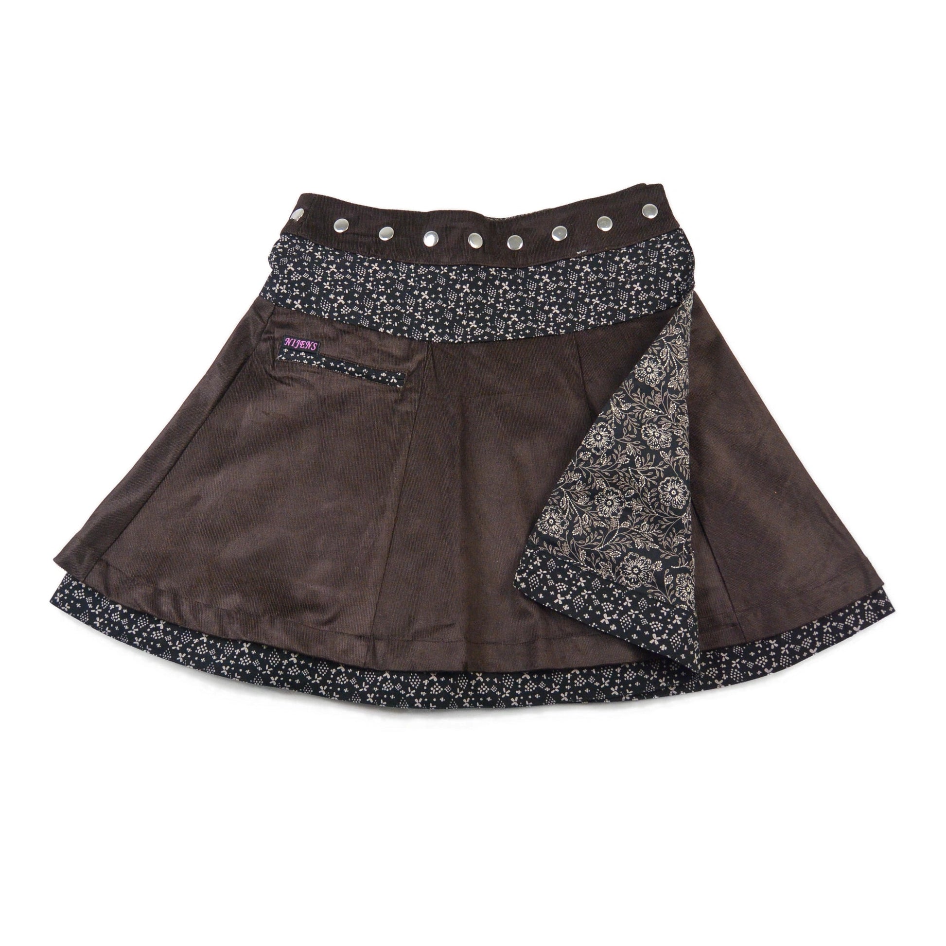 Wendbarer Cordrock von Nijens – zwei Designs in einem, mit kleiner Tasche vorne und verstellbarem Bund in Braun.