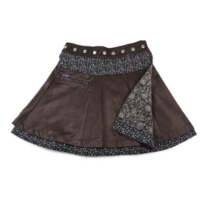 Wendbarer Cordrock von Nijens – zwei Designs in einem, mit kleiner Tasche vorne und verstellbarem Bund in Braun.