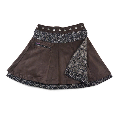 Wendbarer Cordrock von Nijens – zwei Designs in einem, mit kleiner Tasche vorne und verstellbarem Bund in Braun.