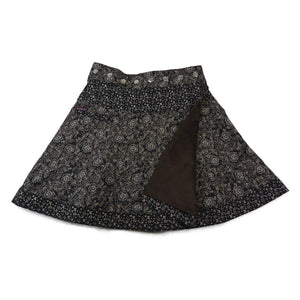 Wendbarer Cordrock von Nijens – zwei Designs in einem, mit kleiner Tasche vorne und verstellbarem Bund. Schwarz, Braun mit Blumenmuster.