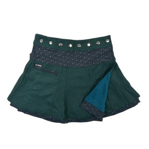 Kurzer Wenderock aus Wolle Dunkelgrün mit kleiner Tasche. Rockbund ist mit einer Druckknopfleiste größenverstellbar.