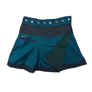 Kurzer Wenderock aus Baumwolle Petrol mit kleiner Tasche. Rockbund ist mit einer Druckknopfleiste größenverstellbar.