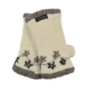 Handstulpen aus Schurwolle in Naturweiß und Grautönen, bestickt mit Blumengirlande. Jede Blume besitzt mittig ein Strasssteinchen.