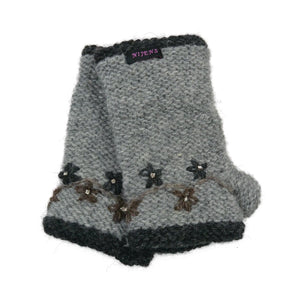 Handstulpen aus Schurwolle in Grau, bestickt mit Blumengirlande. Jede Blume besitzt mittig ein Strasssteinchen.