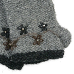 Handstulpen aus Schurwolle in Grau-Schwarz, bestickt mit Blumengirlande. Jede Blume besitzt mittig ein Strasssteinchen.