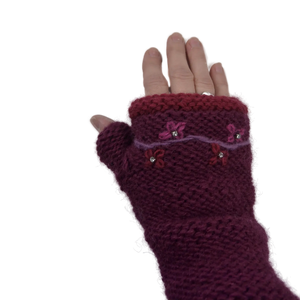 Pulswärmwe, Armstulpen Strick mit Daumen aus Wolle Lila-Bordeaux bestickt mit Blume und Strasssteinchen.