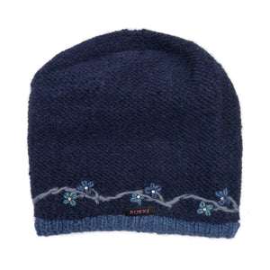 Long-Beanie-Mütze aus Schurwolle in Marineblau. Stickbäumchen mit Strassstein in der Mitte verzieren den Mützenbund.