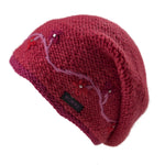 Seitenansicht: Long-Beanie-Mütze aus Schurwolle in Pink. Stickbäumchen mit Strassstein in der Mitte verzieren den Mützenbund.