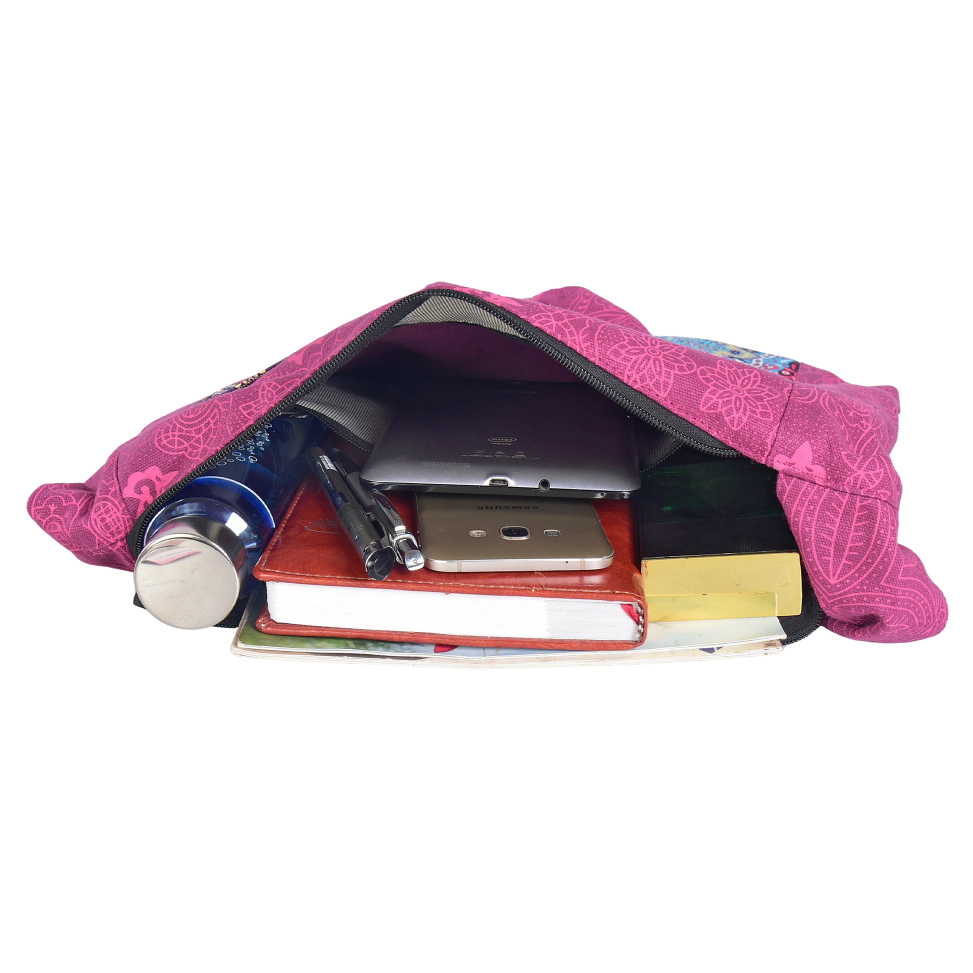 Geöffneter rosa Nijens Big Shopper, gefüllt mit Wasserflasche, Tablet, Handy, Notizbuch und Büchern – zeigt das geräumige Hauptfach.