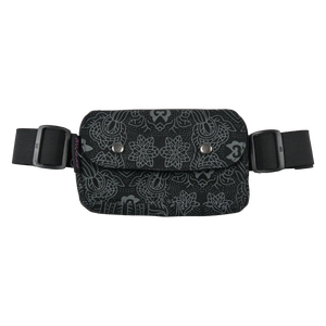 Bauchtasche für den Sport, schwarz und Muster, mit dehnbarem Gurt, zwei Reißverschlussfächern und einem Einsteckfach, verschließbar mit Druckknopf.