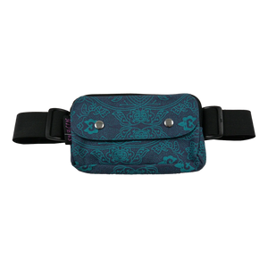 Bauchtasche für den Sport, Marineblau und Muster, mit dehnbarem Gurt, zwei Reißverschlussfächern und einem Einsteckfach, verschließbar mit Druckknopf.