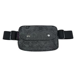 Bauchtasche für den Sport, grau und Muster, mit dehnbarem Gurt, zwei Reißverschlussfächern und einem Einsteckfach, verschließbar mit Druckknopf.