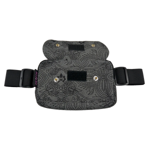 Bauchtasche grau und Muster für den Sport mit dehnbarem Gurt und einem Einsteckfach vorne. Verschließbar mit Druckknopf.