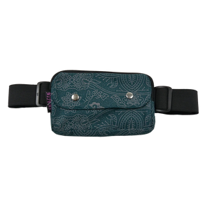 Bauchtasche für den Sport, petrol und Muster, mit dehnbarem Gurt, zwei Reißverschlussfächern und einem Einsteckfach, verschließbar mit Druckknopf.