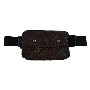 Bauchtasche für den Sport, braun mit floralem Muster und dehnbarem Gurt, zwei Reißverschlussfächern und einem Einsteckfach, verschließbar mit Druckknopf.