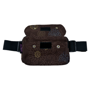 Bauchtasche für den Sport, braun mit floralem Muster und dehnbarem Gurt und einem Einsteckfach vorne. Verschließbar mit Druckknopf.