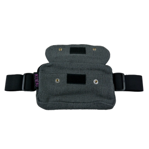 Bauchtasche für den Sport aus Baumwolle, grau und mit dehnbarem Gurt und einem Einsteckfach vorne. Verschließbar mit Druckknopf.