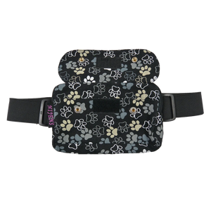 Bauchtasche für den Sport aus Baumwolle, schwarz mit bunten Pfotenmotiven und dehnbarem Gurt. Einsteckfach vorne. Verschließbar mit Druckknopf.