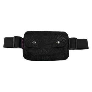 Bauchtasche für den Sport aus Baumwolle, schwarz mit Blumenmotiven und dehnbarem Gurt, zwei Reißverschlussfächern und einem Einsteckfach, verschließbar mit Druckknopf.
