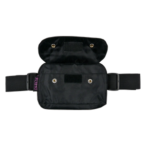 Bauchtasche für den Sport, wasserabweiden, schwarz und mit dehnbarem Gurt. Einsteckfach vorne. Verschließbar mit Druckknopf.