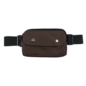 Bauchtasche für den Sport, wasserabweiden, braun und mit dehnbarem Gurt, zwei Reißverschlussfächern und einem Einsteckfach, verschließbar mit Druckknopf.