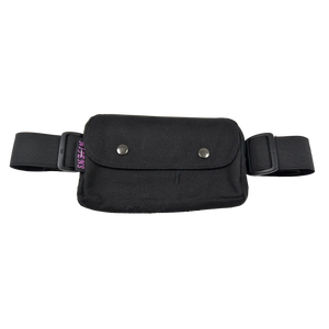 Bauchtasche für den Sport, schwarz mit dehnbarem Gurt, zwei Reißverschlussfächern und einem Einsteckfach, verschließbar mit Druckknopf.