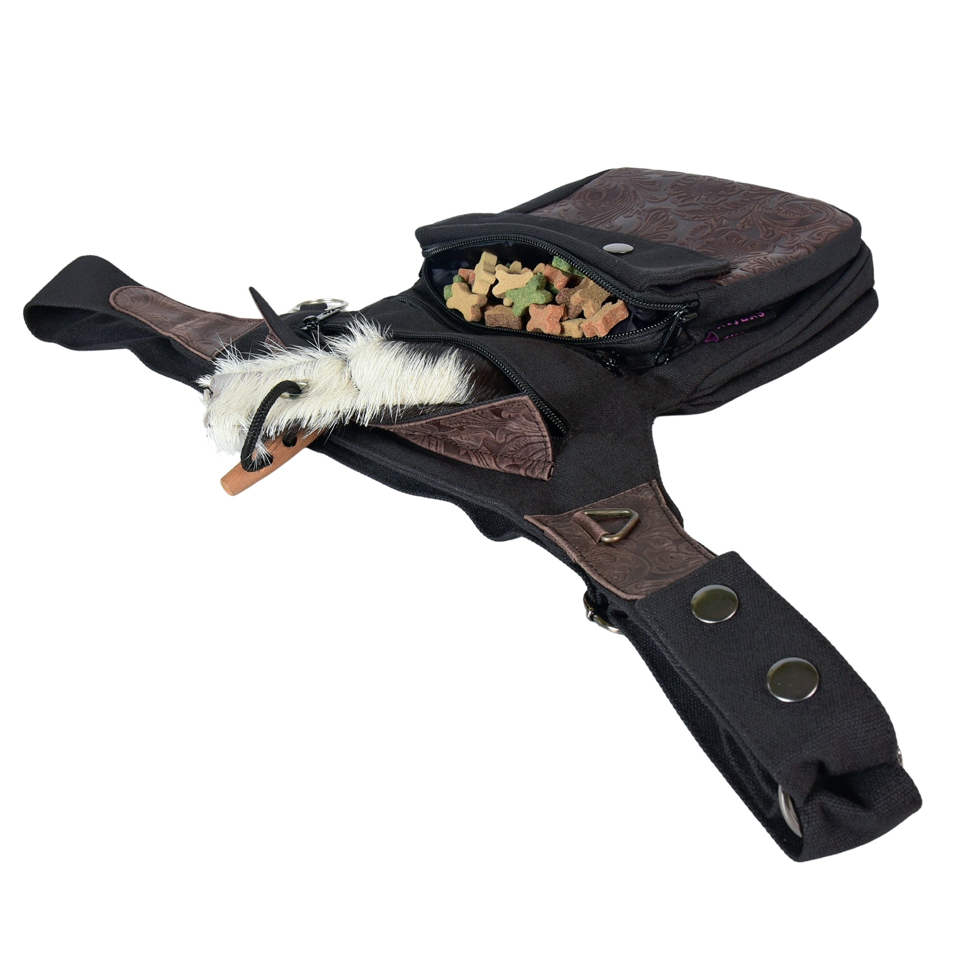 Gassitasche Super-Hannover aus Canvas und Leder Braun-Schwarz mit geöffneten Fächern für Leckerlis und Spielzeug