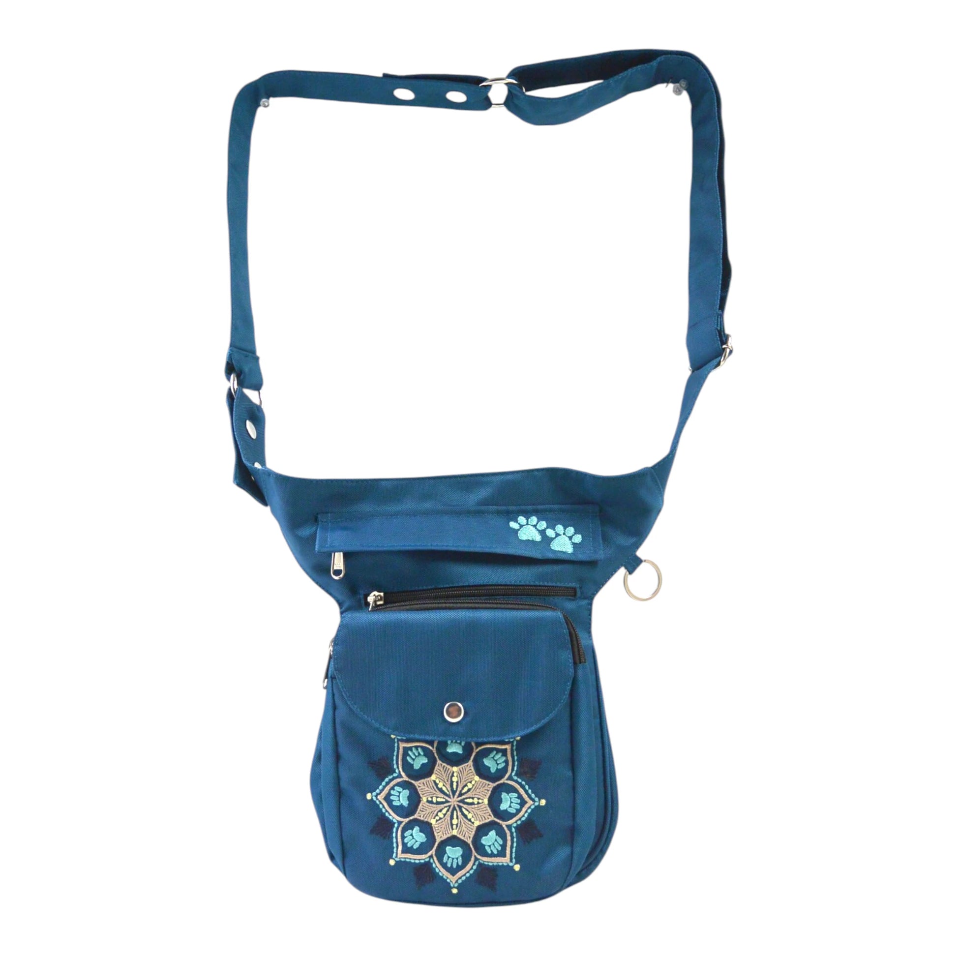 Gassitasche aus wasserabweisendem Nylonstoff Petrol-Türkis mit Blumenpfotenmandala-Stickerei. 3 Reißverschlussfächer und ein Einsteckfach vorne, welches mit einem Druckknopf an der Überlappung geschlossen wird.