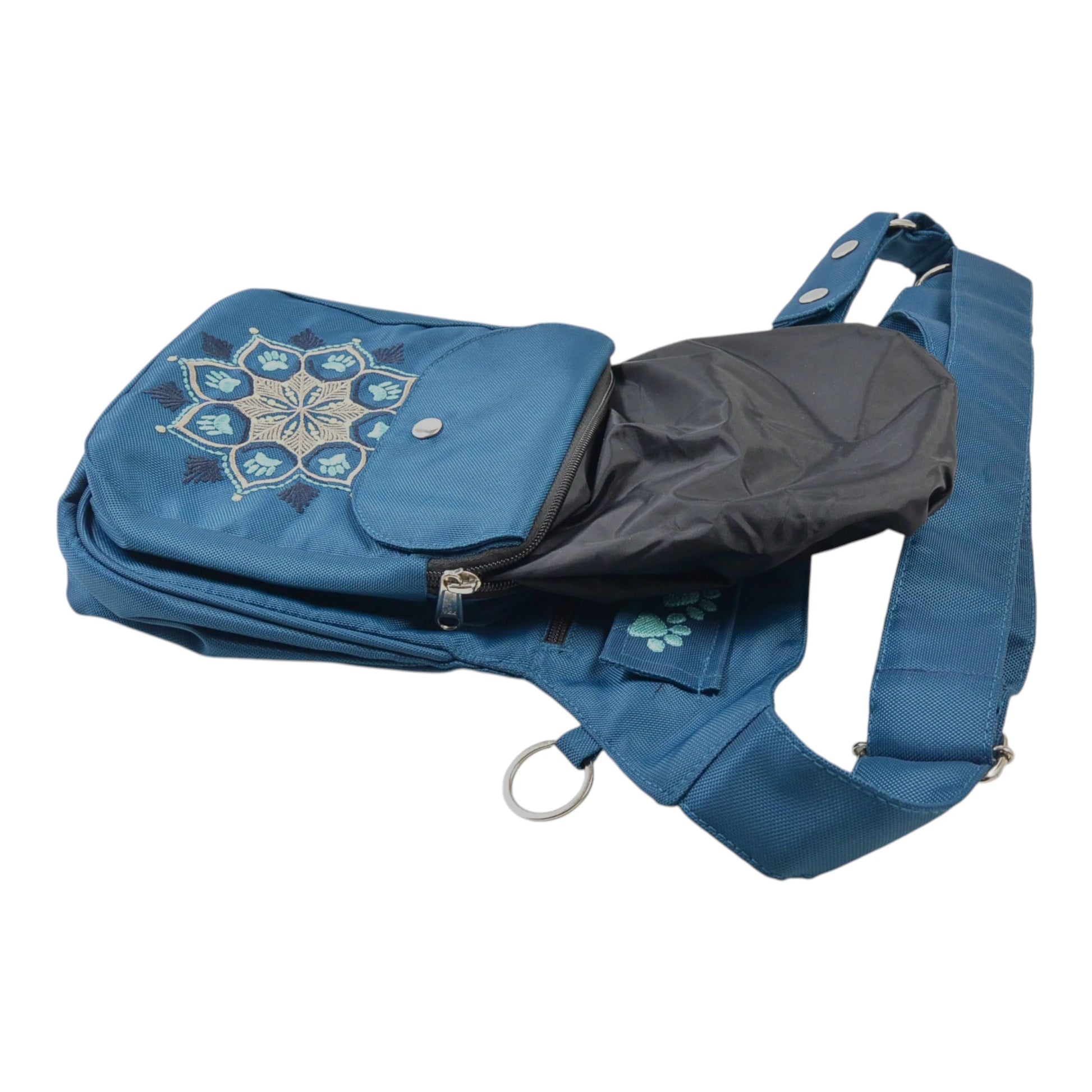 Gassitasche aus wasserabweisendem Nylonstoff Petrol-Türkis mit Blumenpfotenmandala-Stickerei. 3 Reißverschlussfächer und ein Einsteckfach vorne, welches mit einem Druckknopf an der Überlappung geschlossen wird. Bild 5