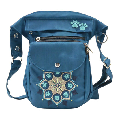 Gassitasche aus wasserabweisendem Nylonstoff Petrol-Türkis mit Blumenpfotenmandala-Stickerei.