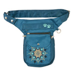 Gassitasche aus wasserabweisendem Nylonstoff Petrol-Türkis mit Blumenpfotenmandala-Stickerei. 3 Reißverschlussfächer und ein Einsteckfach vorne, welches mit einem Druckknopf an der Überlappung geschlossen wird.