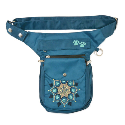 Gassitasche aus wasserabweisendem Nylonstoff Petrol-Türkis mit Blumenpfotenmandala-Stickerei. 3 Reißverschlussfächer und ein Einsteckfach vorne, welches mit einem Druckknopf an der Überlappung geschlossen wird.