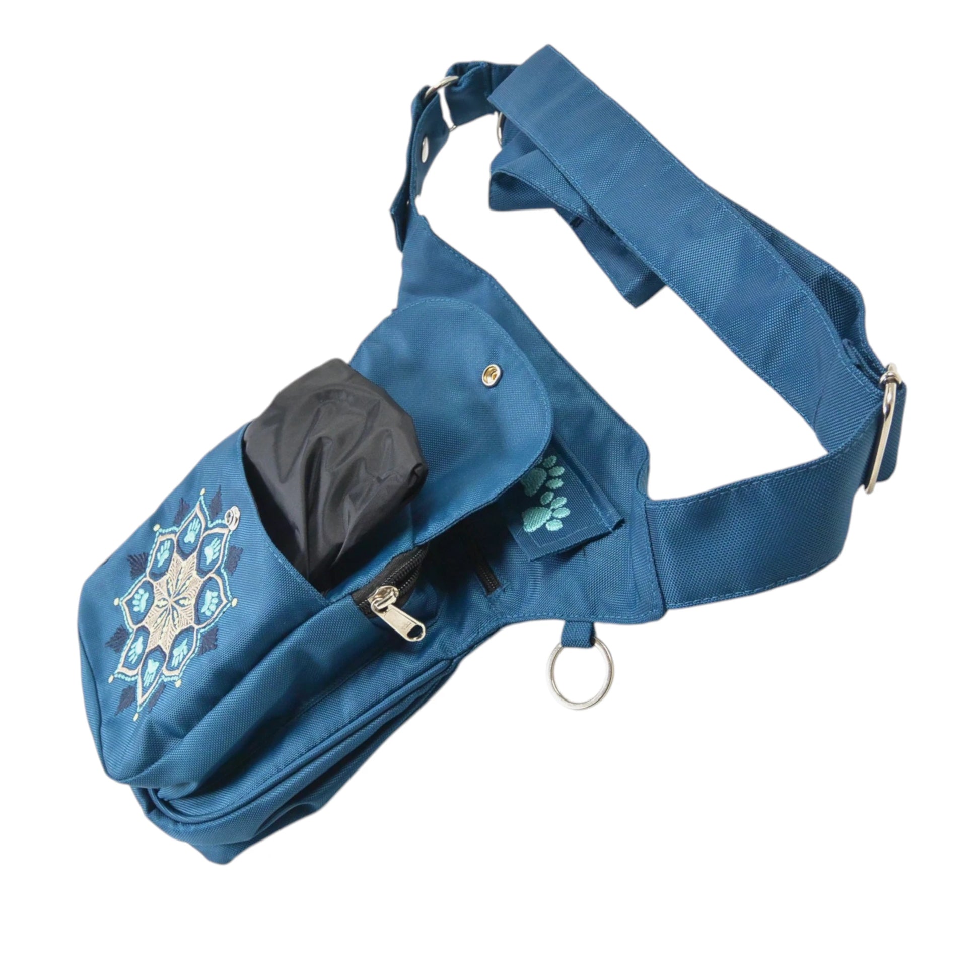 Gassitasche aus wasserabweisendem Nylonstoff Petrol-Türkis mit Blumenpfotenmandala-Stickerei. 3 Reißverschlussfächer und ein Einsteckfach vorne, welches mit einem Druckknopf an der Überlappung geschlossen wird. Bild 4