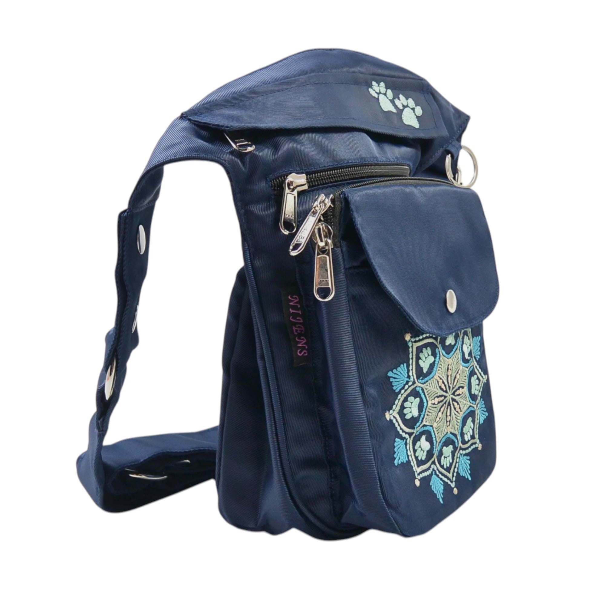 Gürteltasche aus wasserabweisendem Nylonstoff in Dunkelblau mit Pfoten-Mandalastickerei. Seitenansicht.