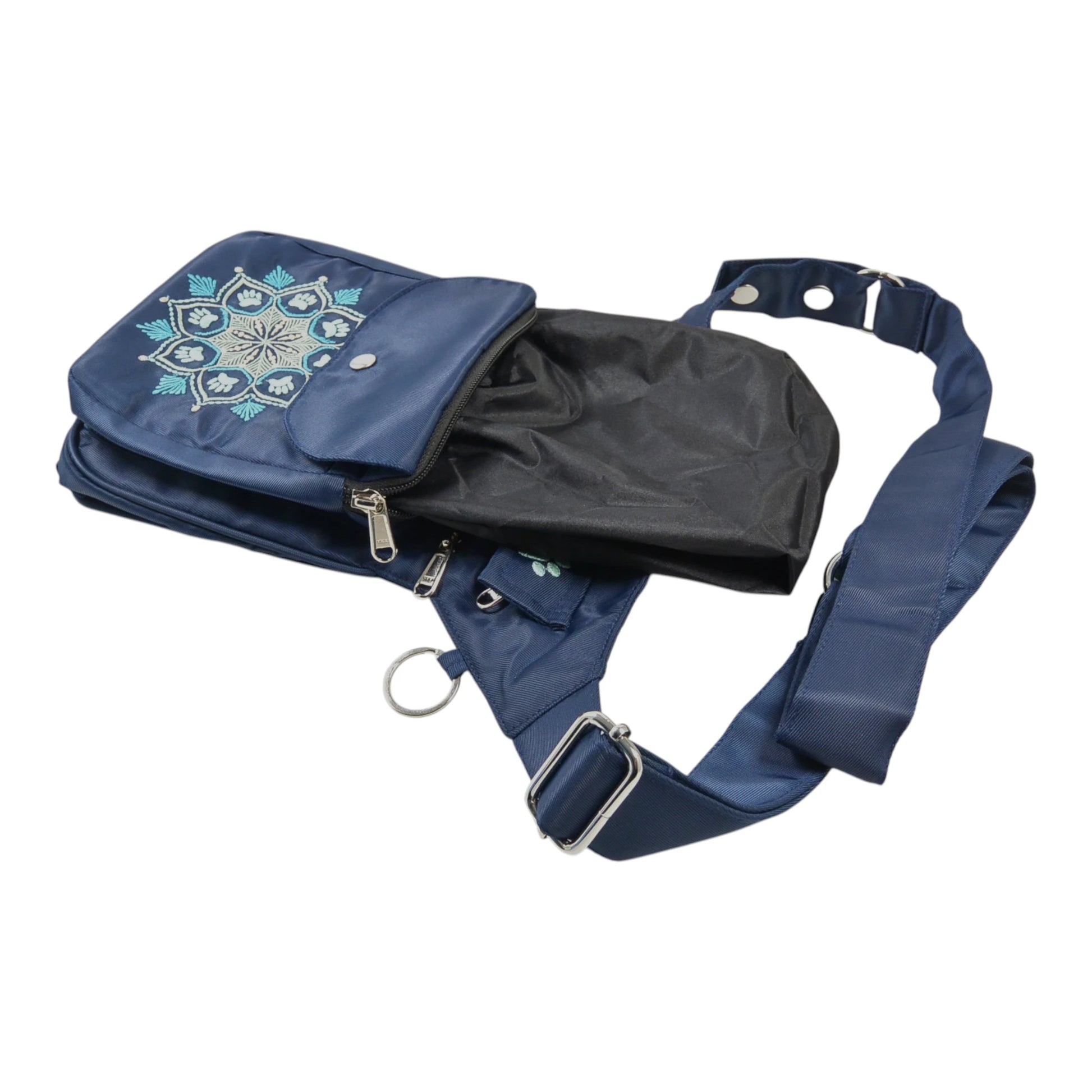 Gassi-Tasche aus wasserabweisendem Nylonstoff in Dunkelblau mit Pfoten-Mandalastickerei. Diese Tasche verfügt über zwei Leckerlifächern mit wasserabweisendem und waschbarem Innenfutter.