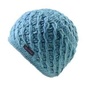 Seitenansicht: Kurze Beanie-Mütze aus Schurwolle, Eisblau mit schrägem Rauten-Strickmuster.