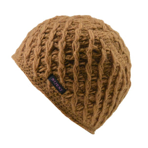 Seitenansicht: Kurze Beanie-Mütze aus Schurwolle, hellbraun mit schrägem Rauten-Strickmuster.