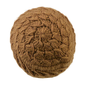 Draufsicht: Seitenansicht: Kurze Beanie-Mütze aus Schurwolle, hellbraun mit schrägem Rauten-Strickmuster.