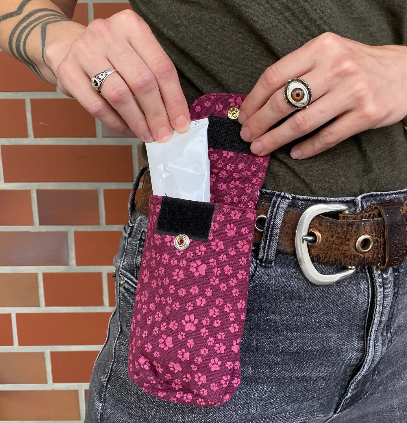 Tuben-Holster (magenta Stoff mit kleinem Pfotenmuster) 23 - Nijens Shop