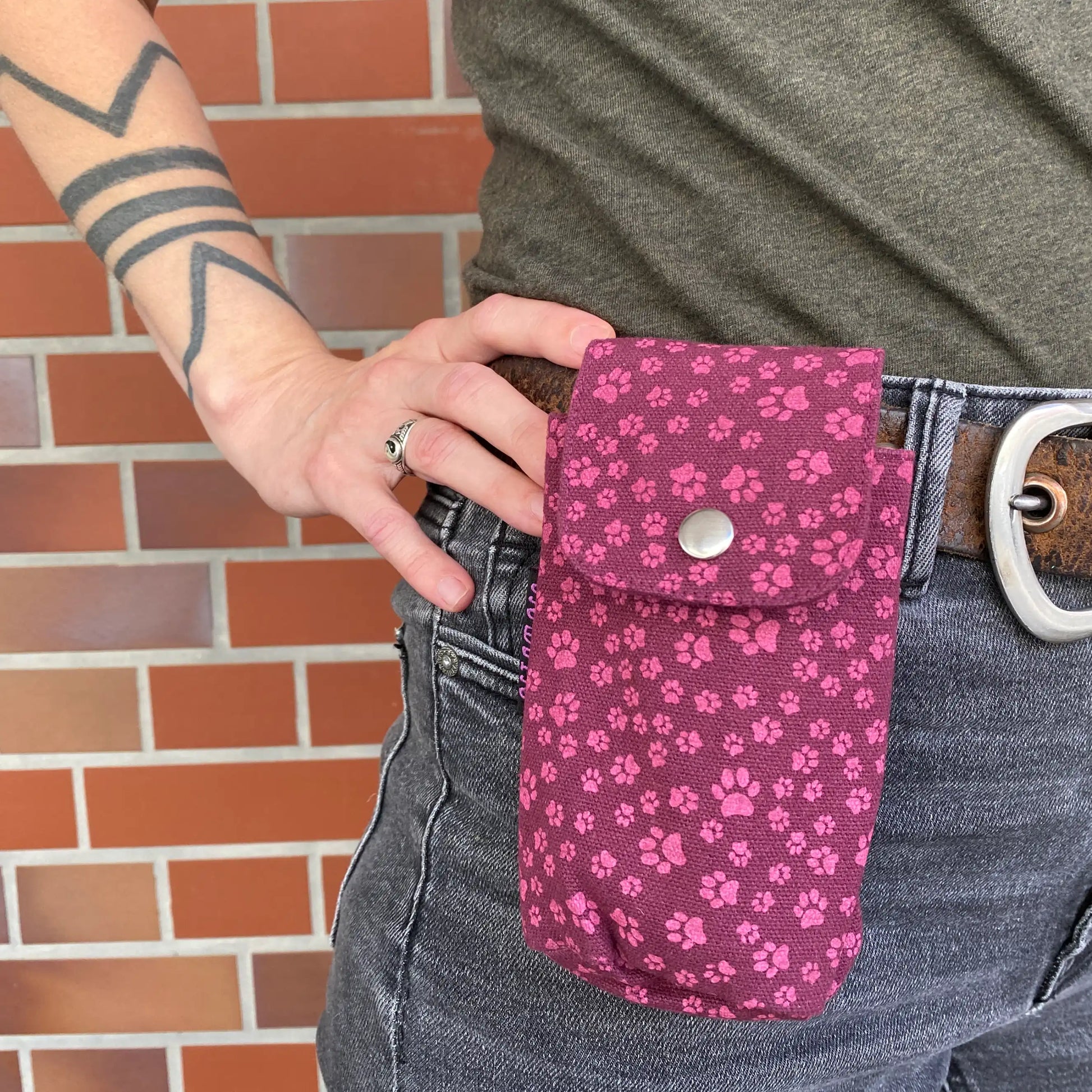 Tuben-Holster (magenta Stoff mit kleinem Pfotenmuster) - Nijens Shop