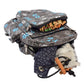 Stylische Hundetasche in Grau mit niedlichem Pfotenmuster und mehreren Taschen für Leckerlis und Zubehör.