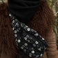 Nahaufnahme Tasche: Model präsentiert Gassi-Tasche, Bauchtasche S-XXXL aus Baumwoll-Canvas Schwarz mit große Pfoten-Prints.