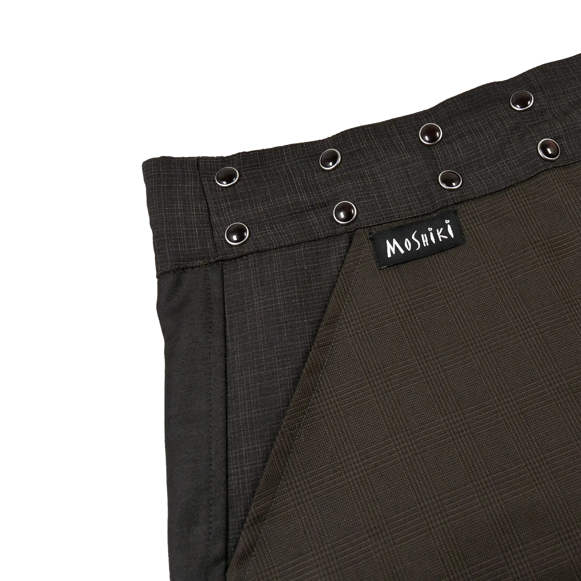 Winterrock, Wickelrock aus Baumwolle Patchwork, Grau und Beige tönen. Die Bundweite ist durch eine doppelte Knopfleiste mit schwarzen Glas-Cabochon Druckknöpfen einstellbar. An der rechten Seite befindet sich eine Eingriffstasche.